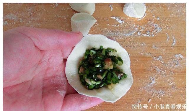 包韭菜馅饺子,直接拌是大错特错,很多人搞错,饺子不鲜也不香