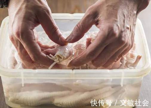 爪子|做虎皮鸡爪，如何才能起虎皮？大厨教你一招，皮酥肉香，Q弹软糯