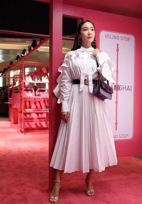 衬衫下面别配裤子！今春流行“衬衫+裙子”，可A可甜，谁穿谁好看