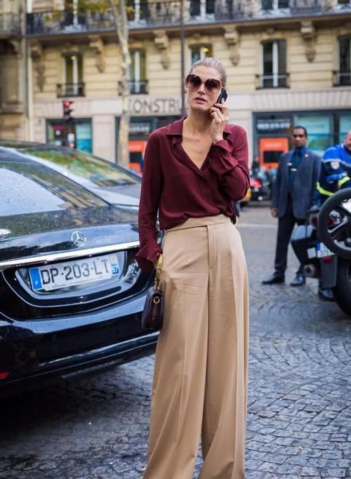 ?小黑裤不受宠了！今年最流行的裤子是“卡其裤”，谁穿谁好看！