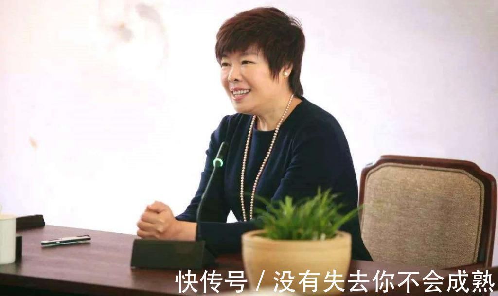 国学@陈丹青评价于丹是个“神父”,于丹和易中天真是二三流学者吗