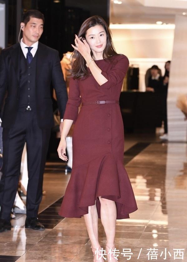 气场|林丹能娶到谢杏芳真有福气！穿红色连衣裙大方优雅，气场不输超模