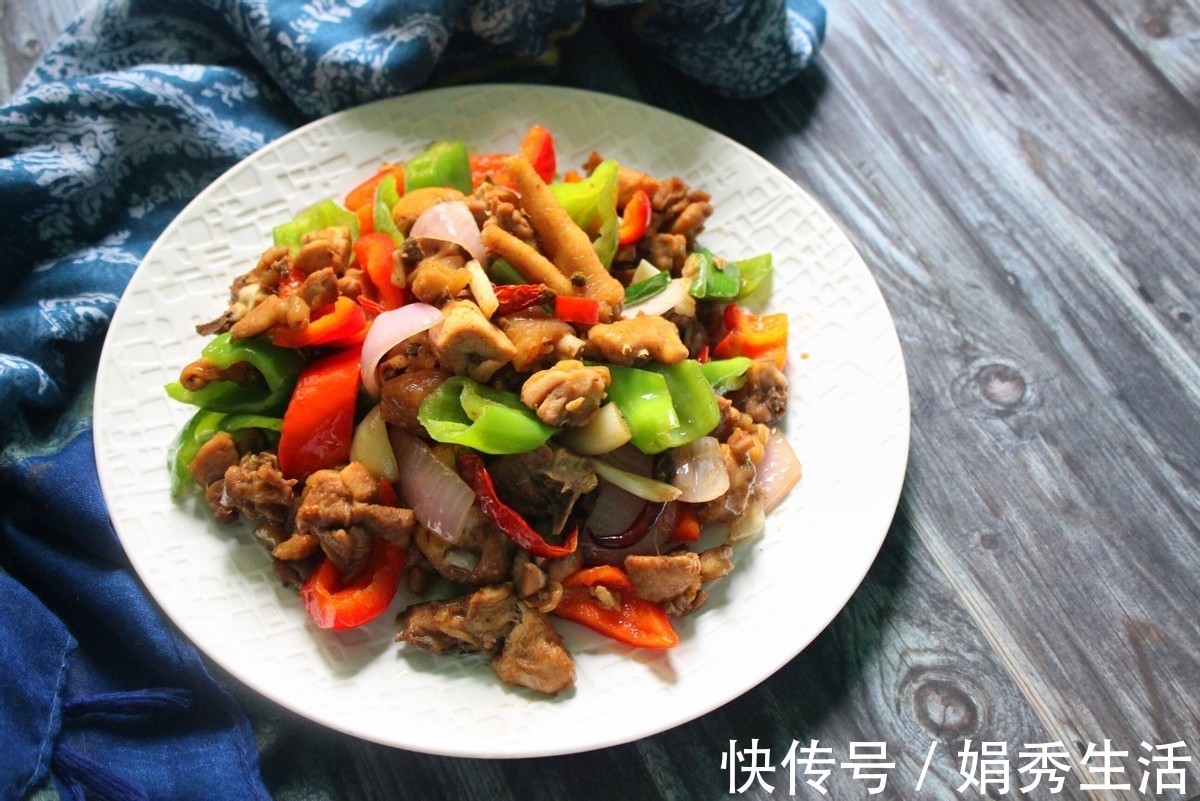 红椒|这大盘鸡看着就流口水，颜色鲜艳好吃，出锅2碗米饭不够吃