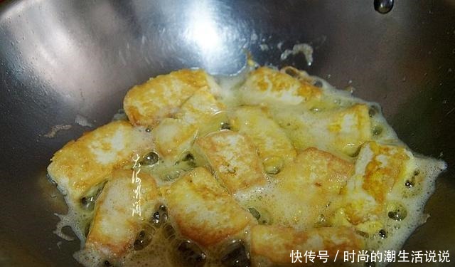 入适量|煎豆腐时,千万不要直接下锅,大厨教你1招,豆腐不破不碎不粘锅
