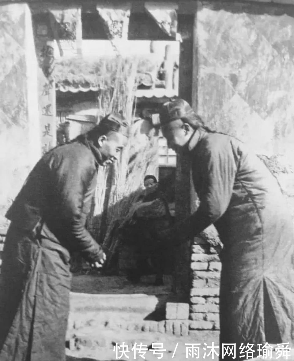 成群|真实老照片:街头乞丐成群,老宫女悠闲荡秋千,慈禧葬礼纸人抬轿