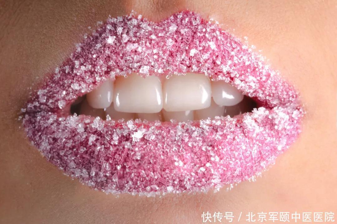 嘴唇干裂起皮,舔一舔?当心“舔”出唇炎!