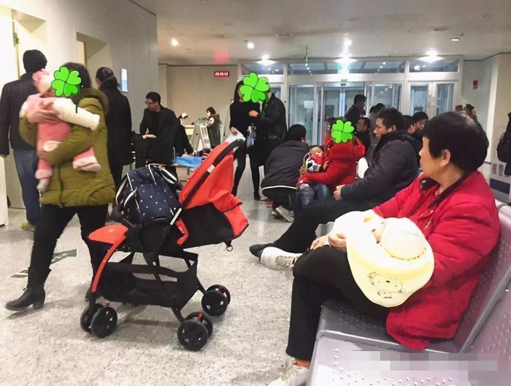 医院|儿子高烧医院排队800多号,宝妈崩溃投诉,医生:自“作”自受