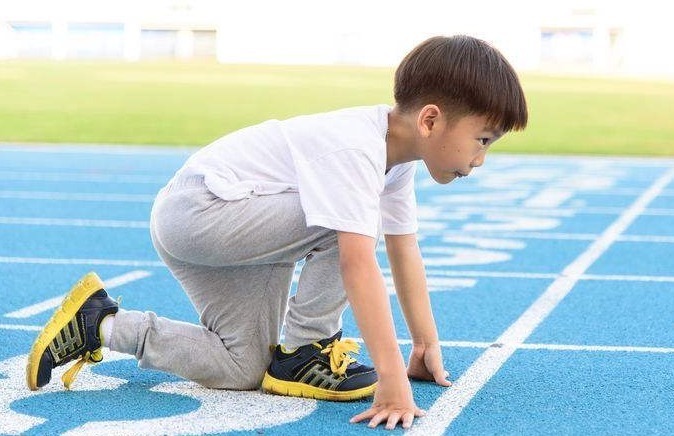 消化|4岁女孩“喝水”进了医院,医生3个时间段别给娃喝水,易积食