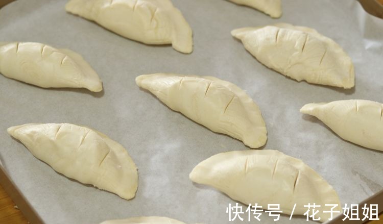 用蛋挞皮做一道美味的菠萝酥，简单美味！