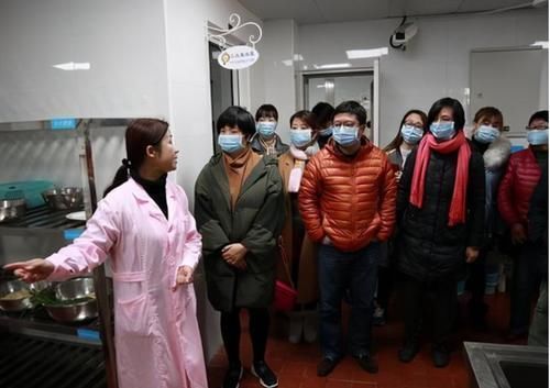 入园|交着天价伙食费,孩子却吃着贫民餐,宝妈怒了:钱都花哪去了?