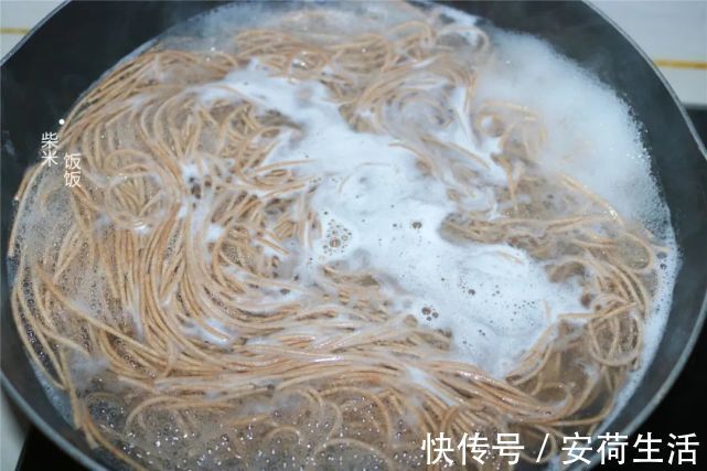 芹菜|夏季晚餐不用愁，这样做简单又省事，低脂还饱腹，我家常做