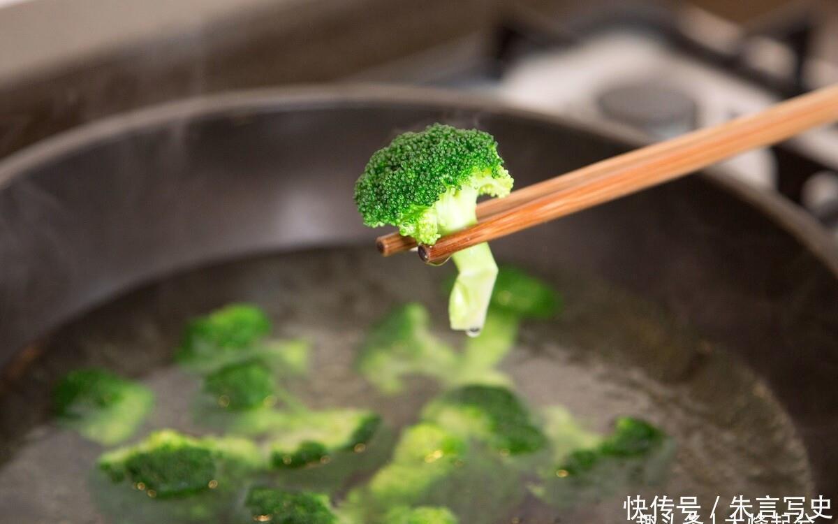 清洗干净|炒西兰花前,西兰花要不要先焯水?颜色发黄不好吃,原来是做错了