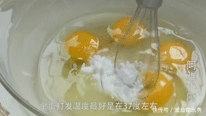 4个鸡蛋，1碗面粉，教你在家自己做老式鸡蛋糕，再也不用买了