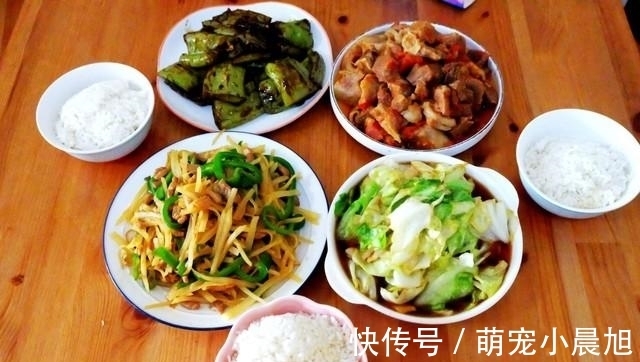 妈妈在厨房忙活2小时,做出4道家常菜,成本不足100元,清淡营养
