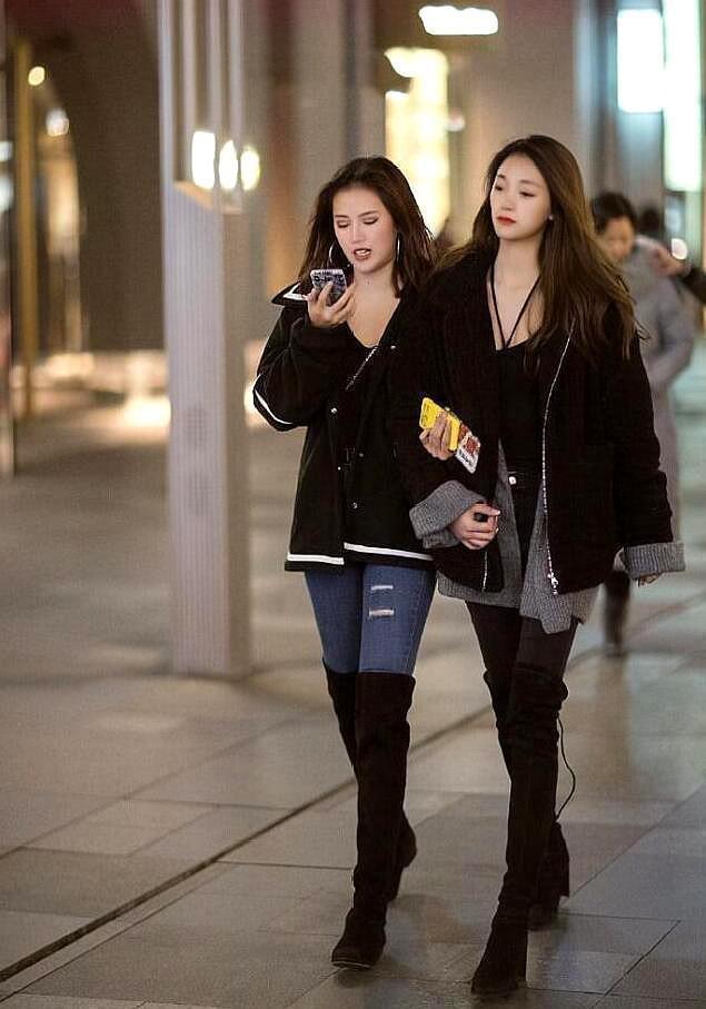 白色短袖|长发披肩的小姐姐,白色短袖搭配淡蓝色短裙,秀出的长腿着实不错