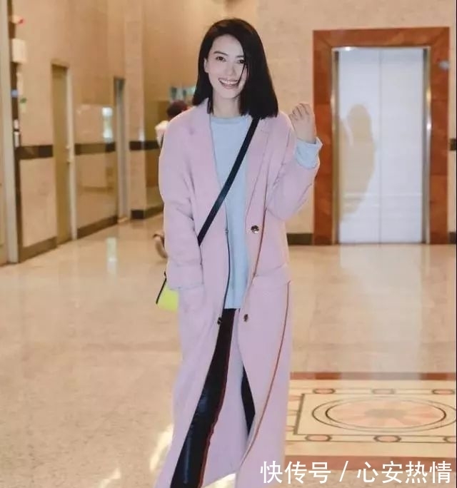 春天把这两种颜色穿在一起,你看起来又贵气又时髦,热巴都在穿