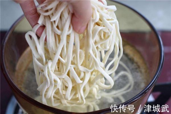 面条|为什么面馆都用清水煮面，然后放进高汤，而不是直接用高汤煮面？