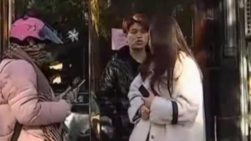 小姑娘去网红店烫头发，睡醒后直了，理发师：操作不合规