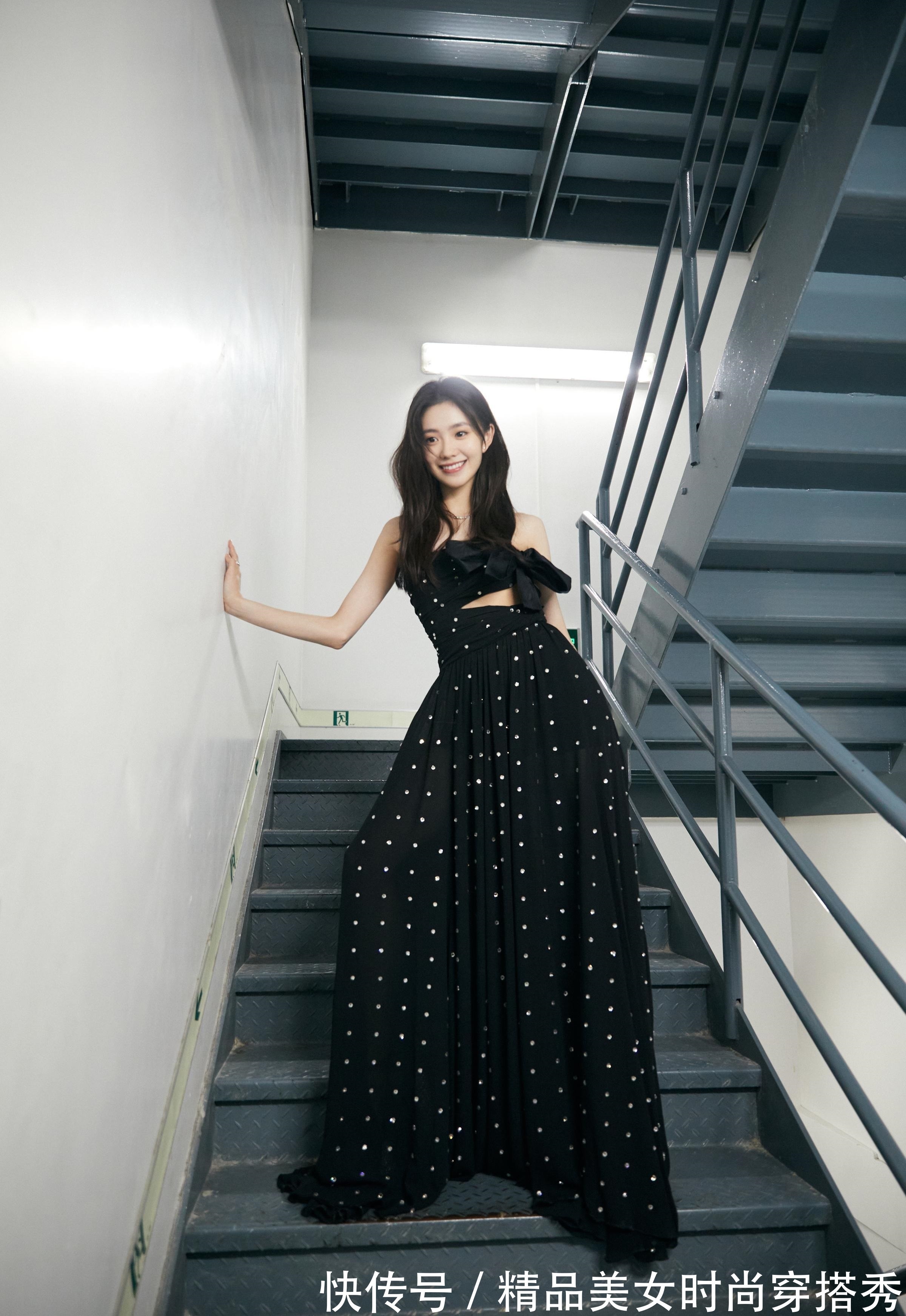 蝴蝶结 简约时尚的抹胸设计搭配蝴蝶结装饰,女人味十足