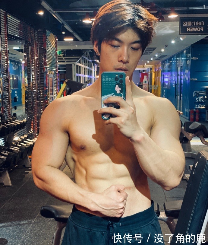 麒麟臂|爱健身的90后，胸肌发达麒麟臂健壮，在健身房常丢衣服！
