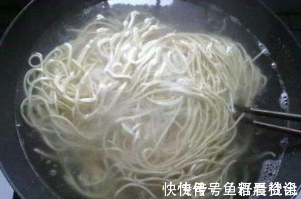 面条|煮面条，开水下锅是错！面馆老板这么煮，面条爽滑筋道，不粘不坨