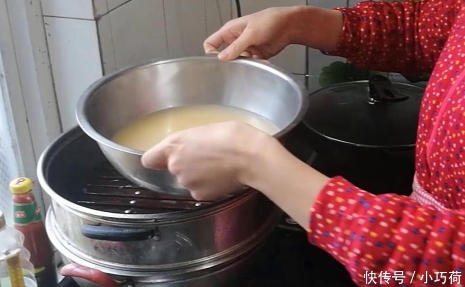 筷子|小米里加1个鸡蛋, 筷子一搅, 简单一揉一擀, 一出锅孩子抢着吃