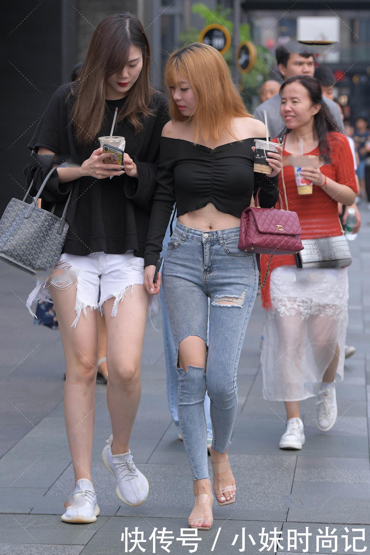 很漂亮|街拍:V领上衣也可以穿出一字肩的效果, 搭配牛仔裤很漂亮