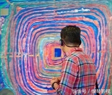 名画&他花2年时间,拍下1000个“撞衫”的人:撞衫不可怕,可怕的是……