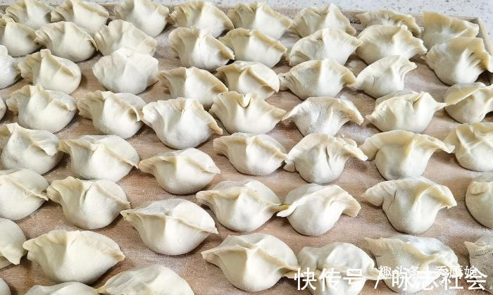老师傅|包白菜饺子时,记住老师傅的“2放2不放”,饺子鲜嫩多汁,特好吃