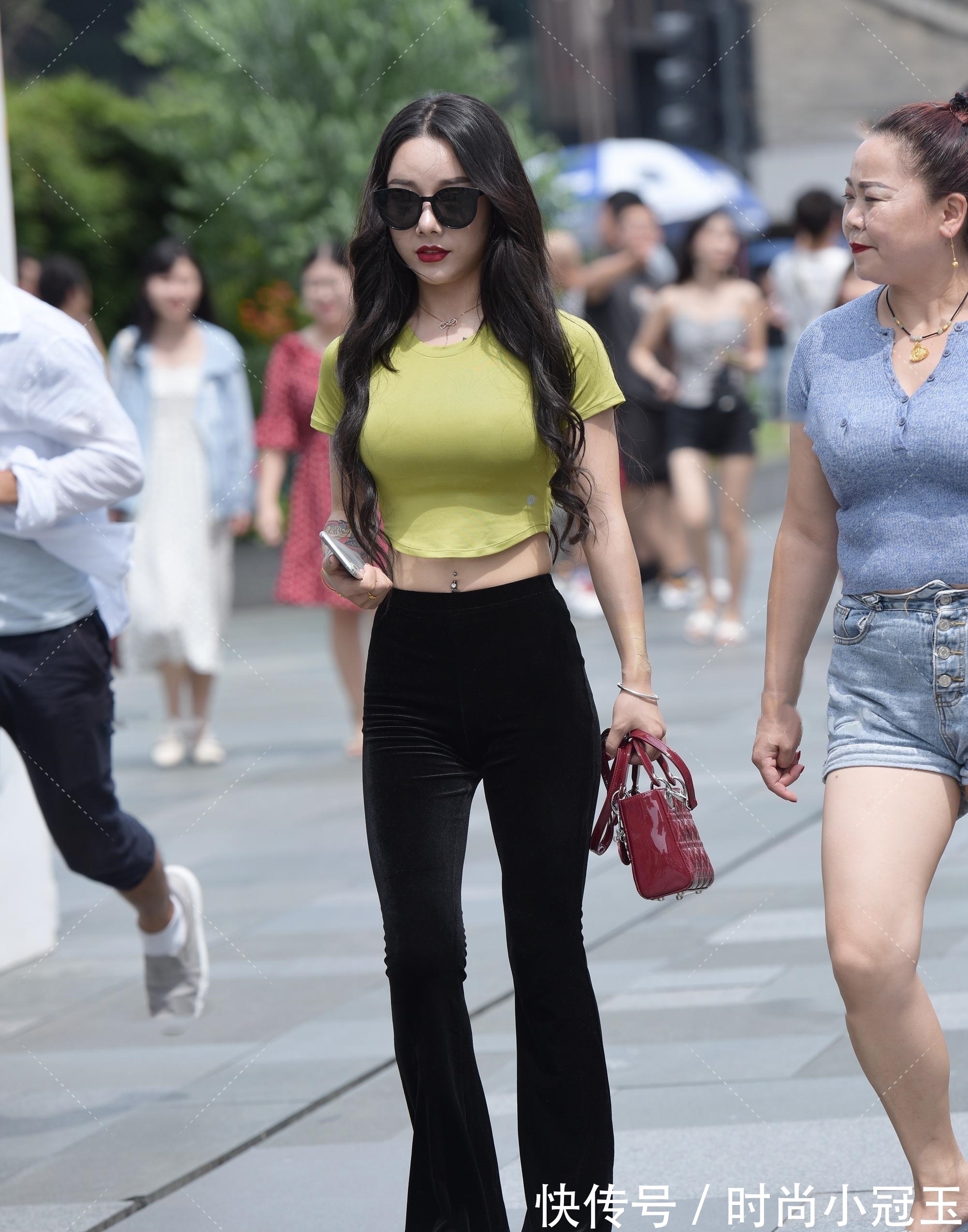 徐娘 丈母娘跟老婆逛街,徐娘虽半老魅力尚存,她想找老伴不难吧