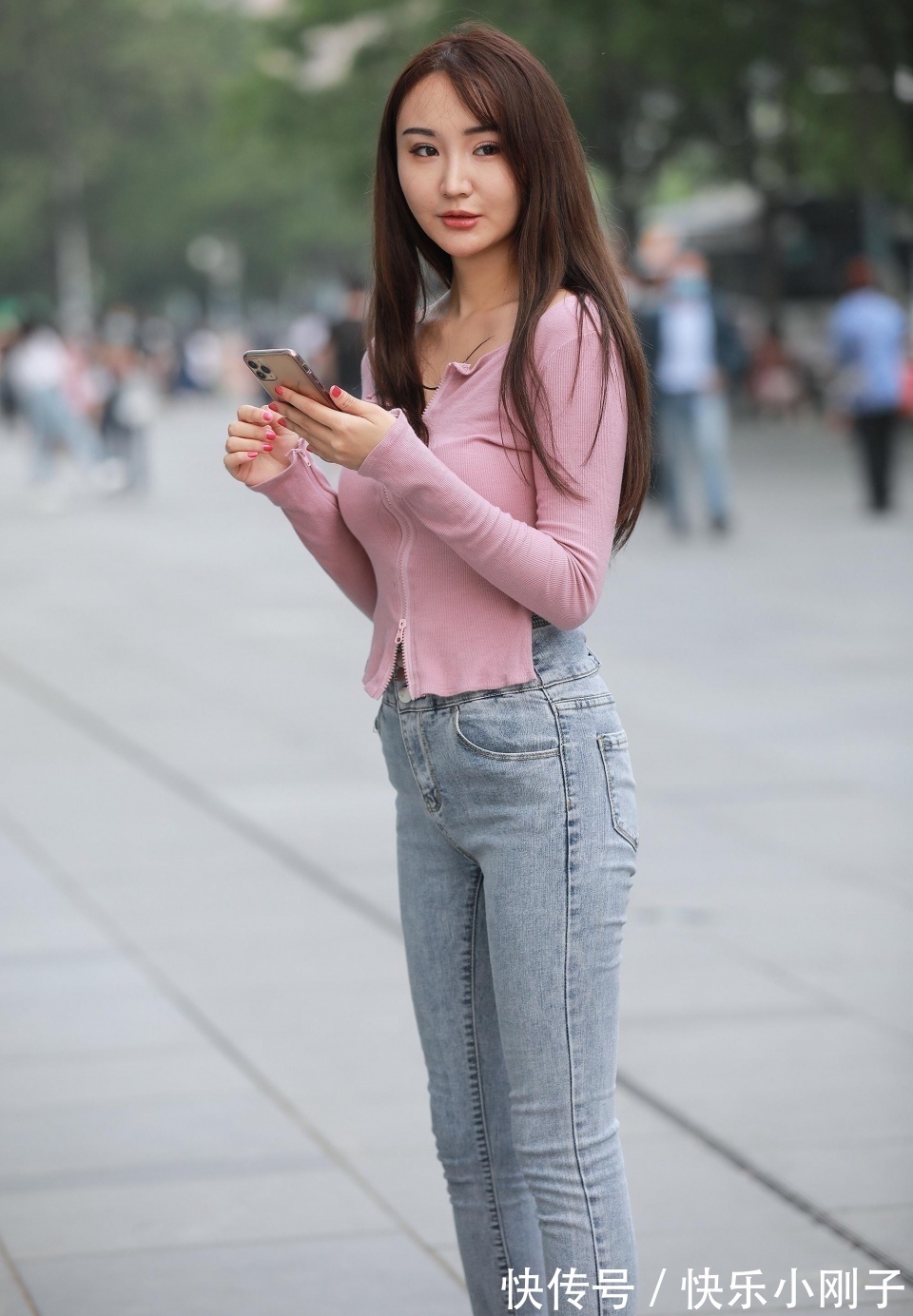 a6476 小姐姐身穿红色紧身长袖,搭配灰色的牛仔裤,走在街上很时尚