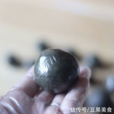 香辣黑芝麻月饼|香辣黑芝麻月饼，分享一个好用的月饼皮配方