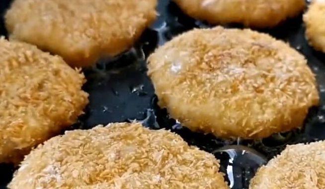 一日三餐|入秋后，此果正当季，2块钱1斤，用来做早餐饼酸甜又软糯，太香了