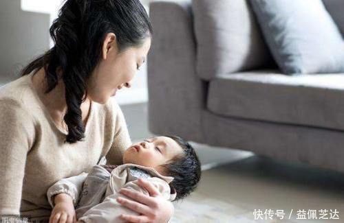 安全感|宝宝将小姨“哄睡”后,静静待着不哭不闹,妈妈看到后被萌翻了