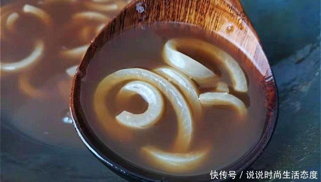 做猪皮冻时,直接煮就“废”了!多加这1步,皮冻更透亮,没腥味!