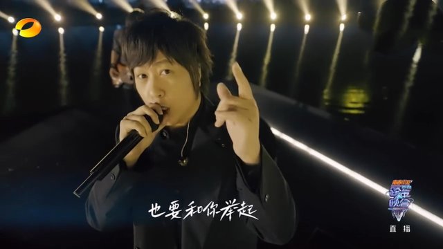 6台跨年名场面：主持人翻车、唱歌跑调，周深邓丽君跨时空同台