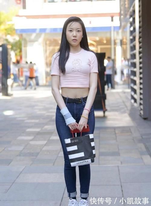 牛仔裤+ 今年流行一种新穿法,牛仔裤+小白鞋,中年女士也忍不住了!