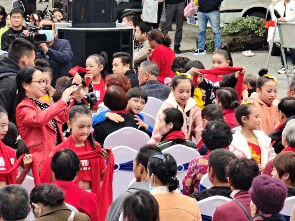 生活|热闹！汉中这里今天举办重阳演唱会