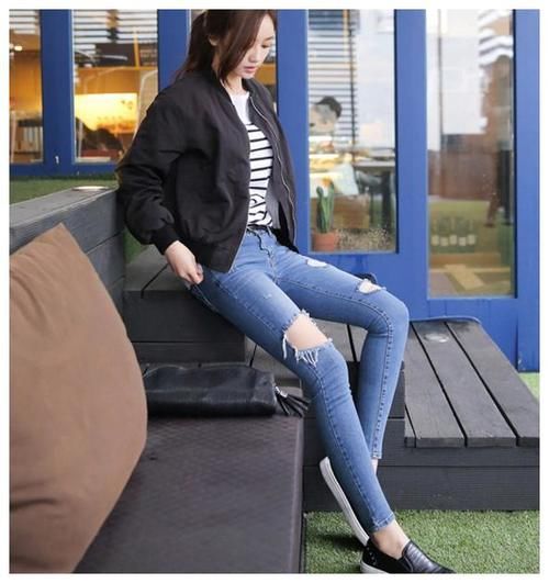小姐姐穿上牛仔裤，穿出简约从容的潮流感，让人美不胜收！
