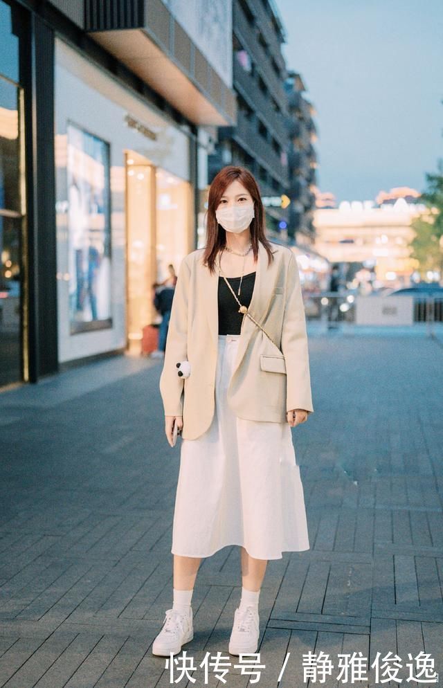 一个人要想显得端庄,还得试一下长裙穿搭,高贵大气