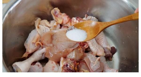 美味|炒鸡块到底要不要焯水？这才是正确做法，鲜味不流失，美味又好吃。