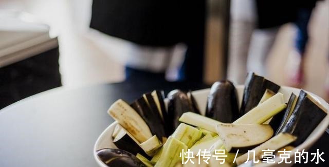 肉沫|“肉沫茄子”最地道的做法，茄子别过油直接炒，不油腻也不发黑！