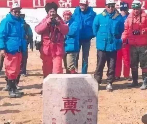 科考团|1988年,张国立在南极点燃炸药包,救南极科考团,荣获二等功