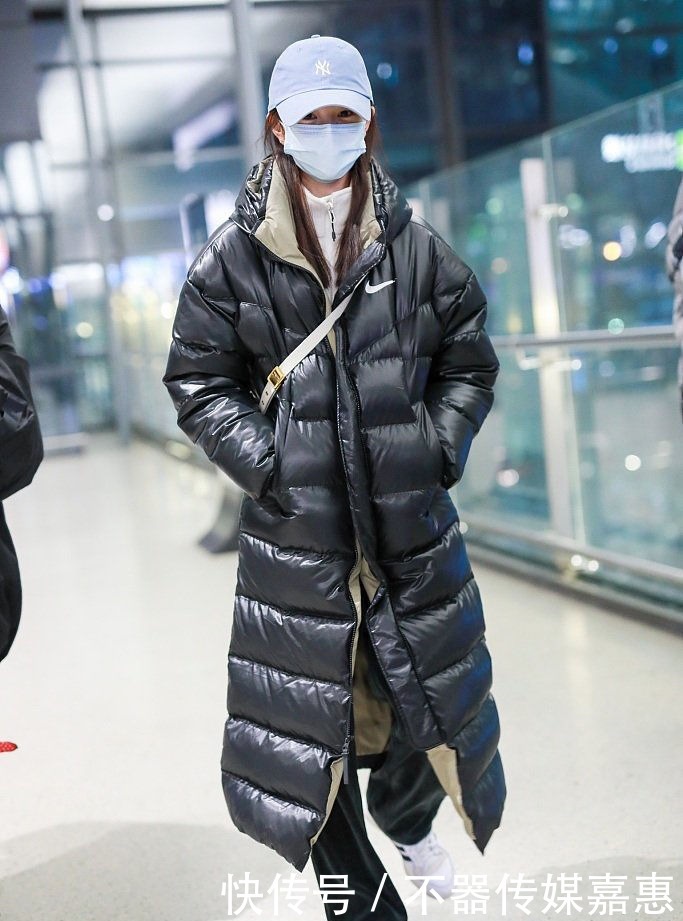 怎么才能将保暖利落的长款羽绒服穿出范呢!这样穿,优雅又精致