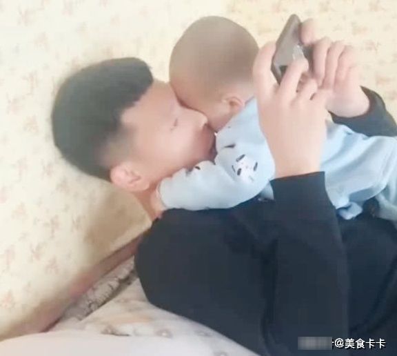 爸爸|这就是爸爸带孩子,一边玩游戏一边带娃,妈妈在一旁要气炸了