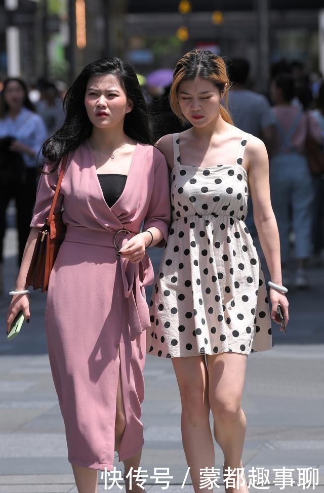 洋装|她们都穿着洋装逛街,一个配凉鞋,一个配高跟鞋,谁的气质更好