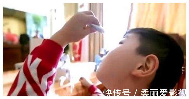 生理盐水|儿子误把502胶水滴进眼里,爸爸一举动救了娃,医生:干得漂亮
