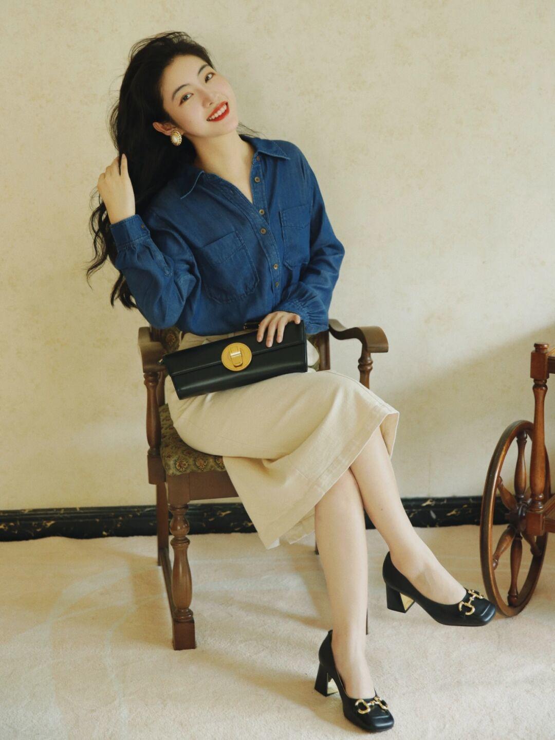 高跟鞋 秋天不一定要穿黑白灰,蓝色v领针织+半身裙,上身照样好看!