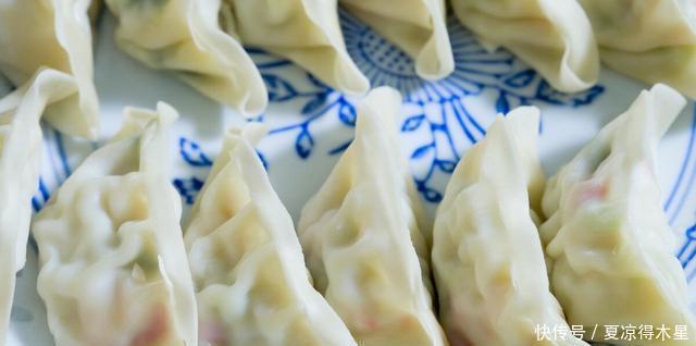 速冻|速冻饺子开水下锅,难怪不好吃,牢记4个技巧,饺子不破皮不露馅