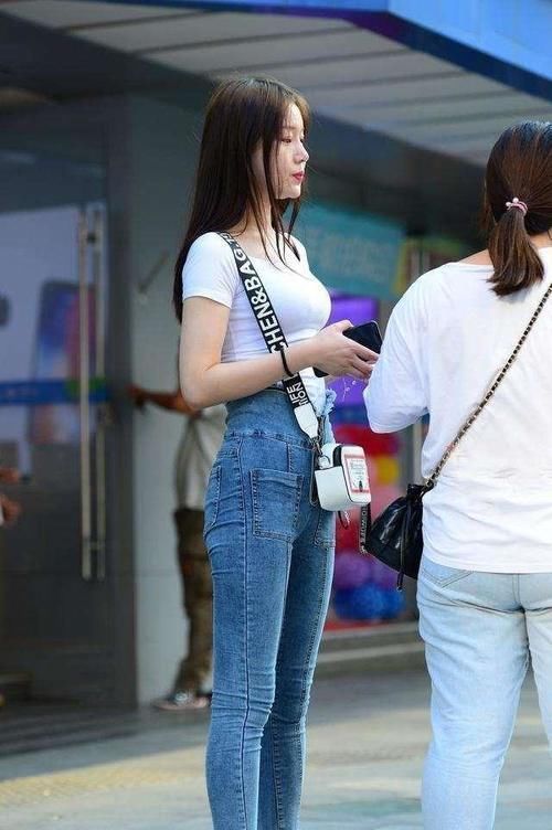 撩人 穿着紧身牛仔裤的小姐姐,简单自然又撩人,展现臀部曲线